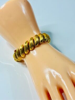 VTG Heavy Gold-Tone Sculpted Link Bracelet - Brand Effortlessly Elegant Chic